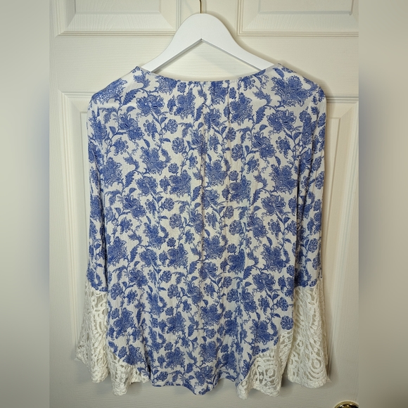 Umgee blue and white print peasant boho blouse with lace sleeves size medium - Picture 7 of 11
